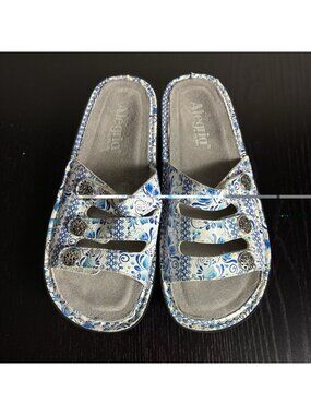 ALEGRIA Womens Size 37 (US 7-7.5) Fiona Sandals Blue/White Paisley Print FIO-452